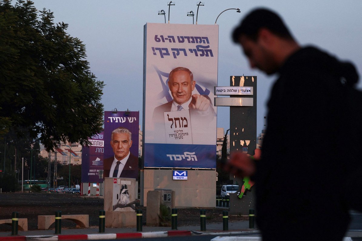 Priekšvēlēšanu plakāti Izraēlā pirms gaidāmajām parlamenta vēlēšanām, 2022.gada oktobris.