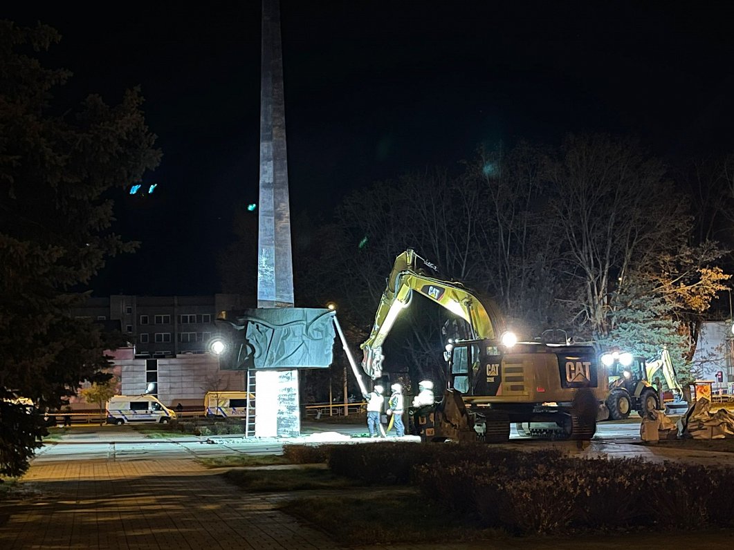 Демонтаж памятника советской армии в Даугавпилсе. 30 октября 2022 года.