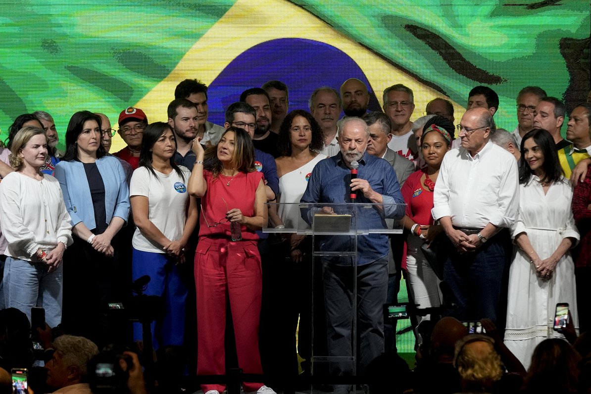 Brazīlijas prezidenta vēlēšanu otrajā kārtā uzvarējis kreisais eksprezidents Luiss Inasiu Lula da Si...