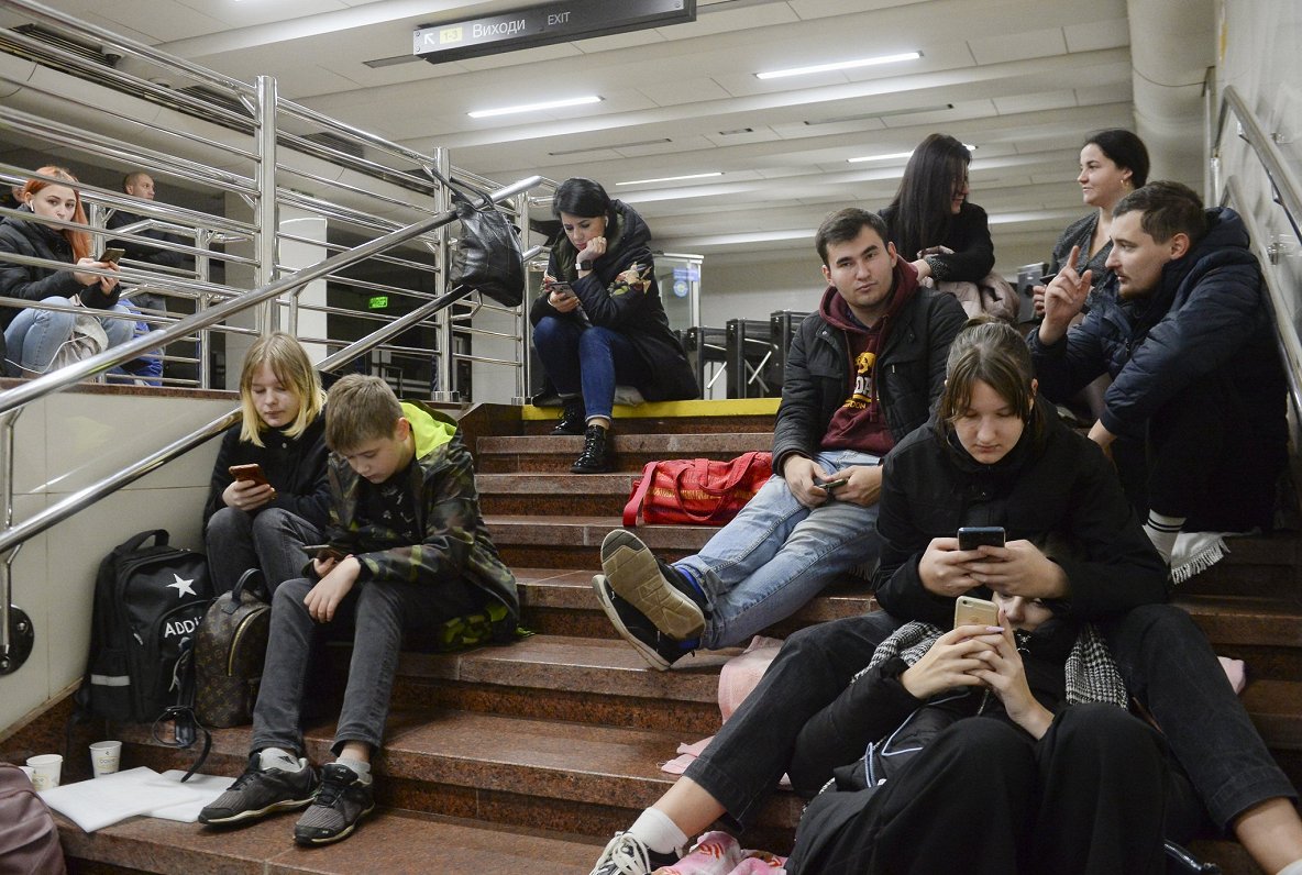 Ukrainas galvaspilsētas Kijivas iedzīvotāji gaisa trauksmes laikā meklē patvērumu metro stacijā. Pēd...