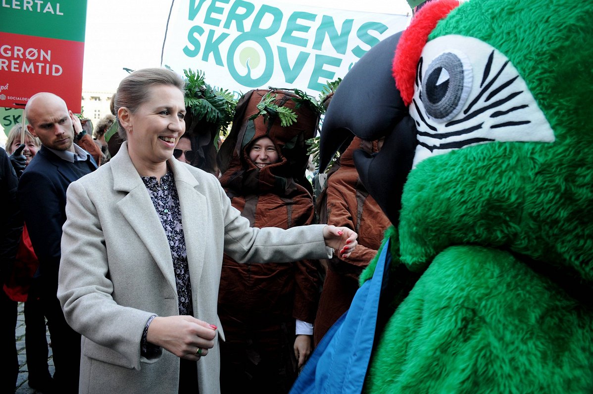 Dānijas premjere Mete Frederiksena piedalās vides aizsardzības aktīvistu gājienā