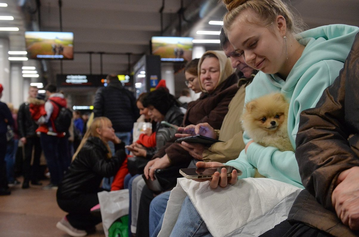 Kijivas iedzīvotāji patvērušies metro, glābjoties no Krievijas raķešu triecieniem