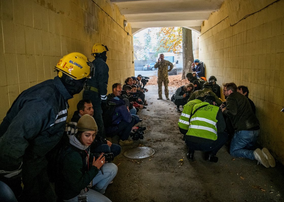 Ukrainas galvaspilsētas Kijivas iedzīvotāji meklē patvērumu gaisa trauksmes laikā