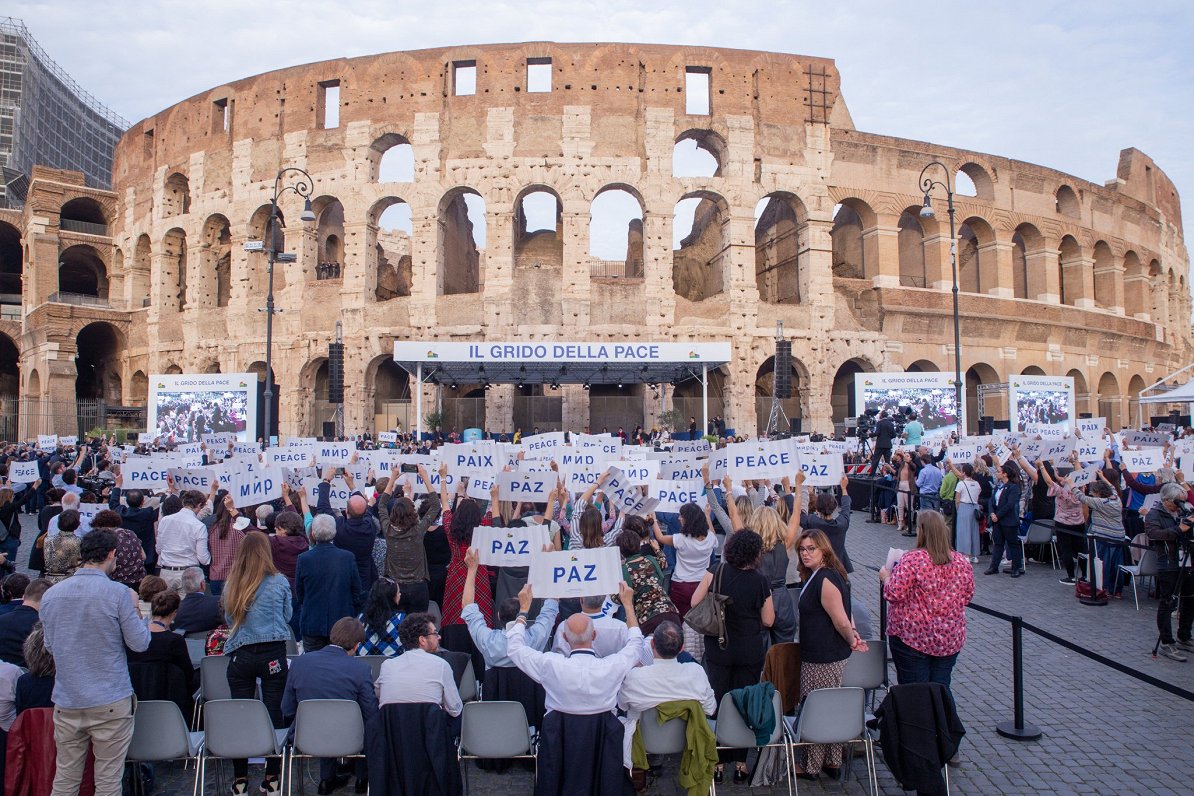 Papa Francesco prega per la pace al Colosseo / Articolo