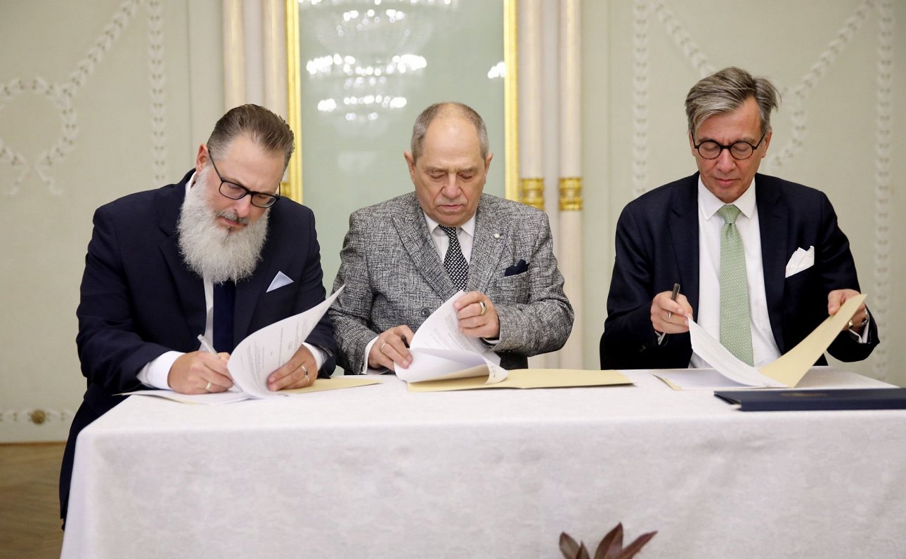 Māris Kalniņš (no kreisās), Māris Gailis un Kristians Helts paraksta līgumu par 5 miljonu piešķiršan...