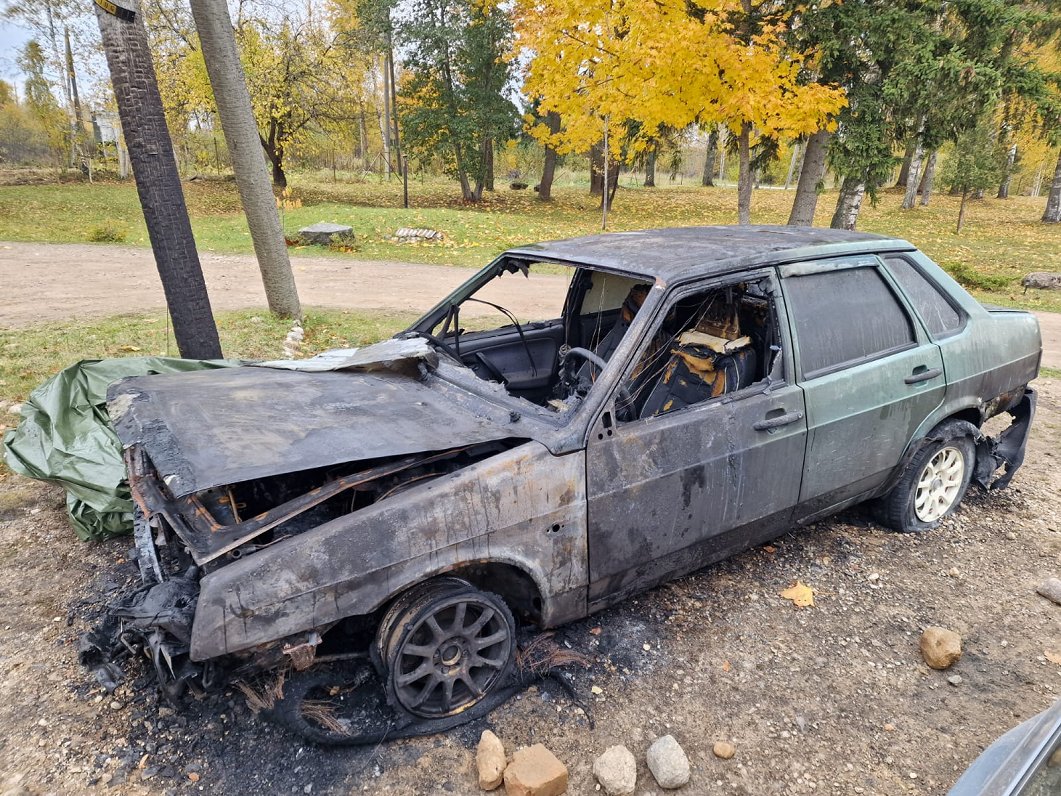 Сожженный автомобиль украинских беженцев.