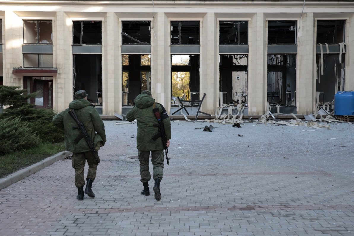 У здания горсовета в оккупированном Донецке. Оккупационные власти утверждают, что здание было обстре...