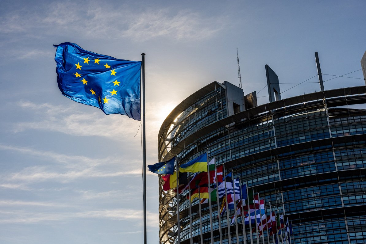 Eiropas Savienības un valstu karogi pie Eiropas Parlamenta ēkas