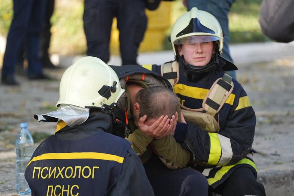 Ukrainas glābšanas dienesta darbiniekiem Kijivā pirmdien no Krievijas uzbrukumā sagrauta nama gruveš...