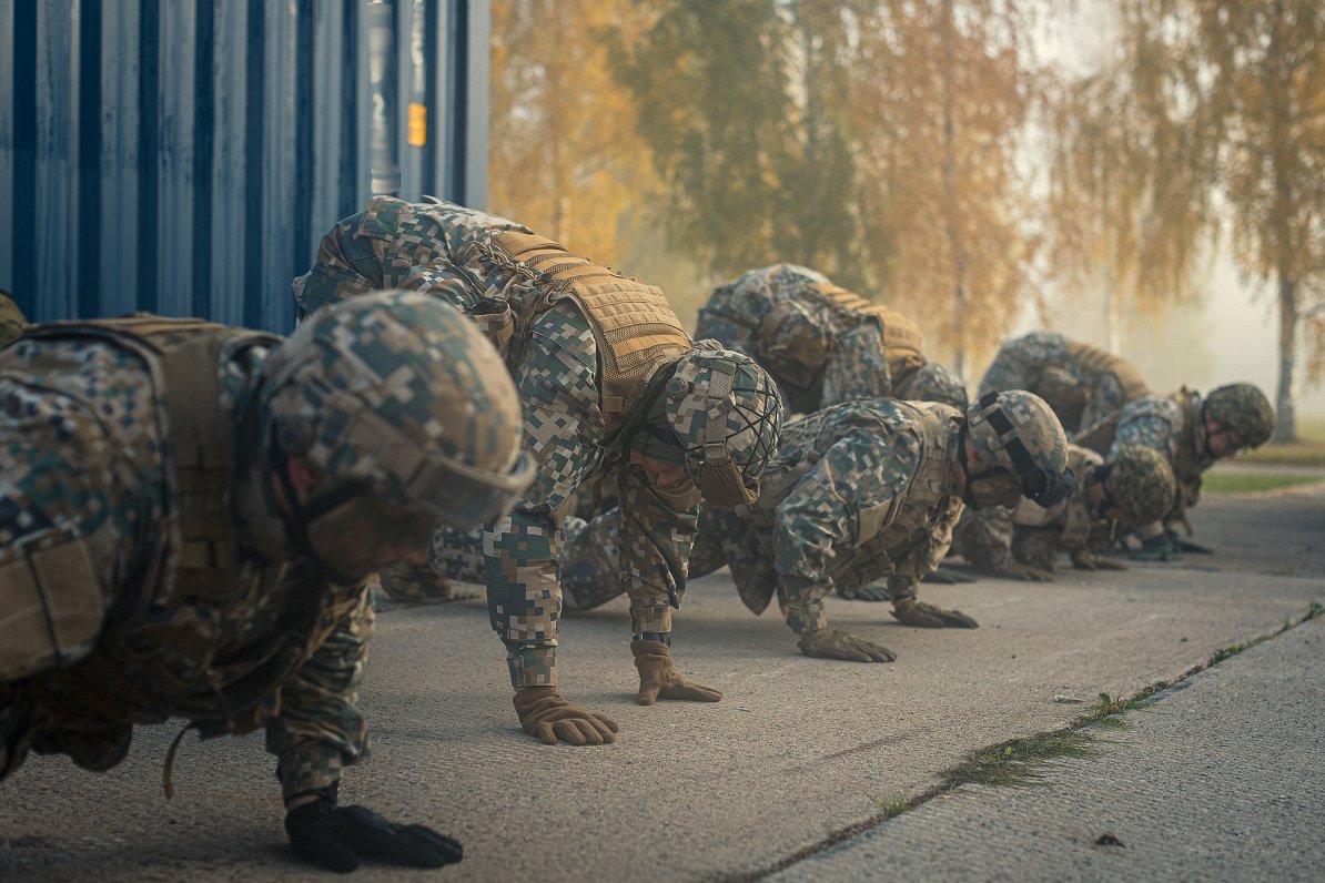 Солдаты Национальных вооруженных сил на учениях.