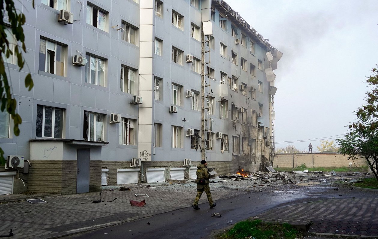 Последствия взрыва возле здания телекомпании в оккупированном Мелитополе. 25.10.2022