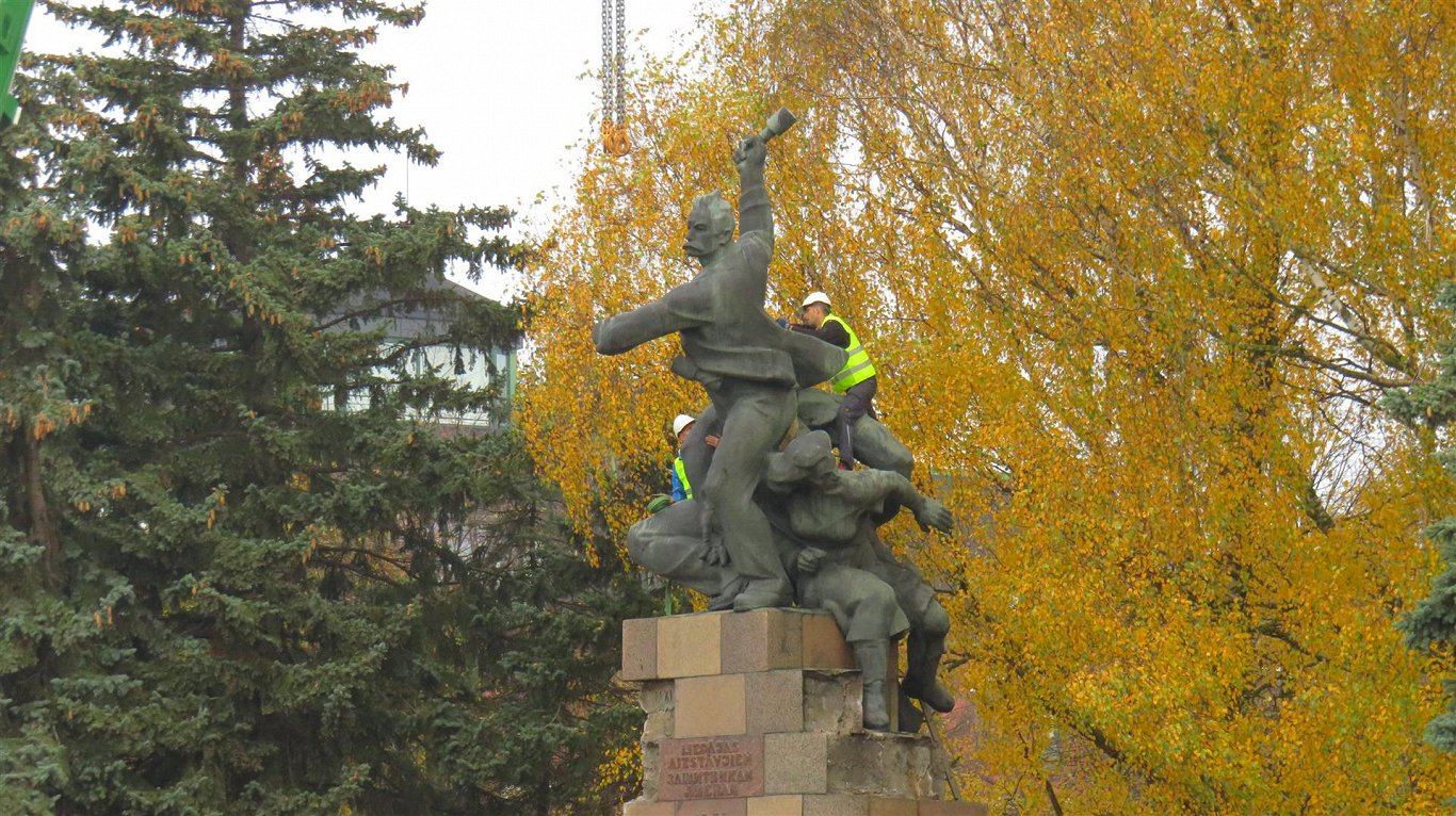 Демонтирован памятник «Защитникам Лиепаи 1941 года»