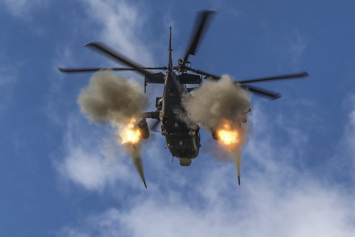 Вертолет РФ Ка-52 запускает ракеты во время боевых действий в Украине. Снимок 2022 года