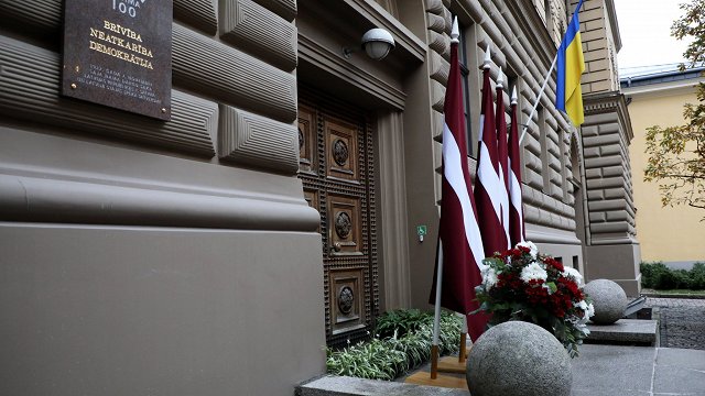 FOTO: Pie Saeimas nama atklāj parlamenta simtgadei veltītu plāksni