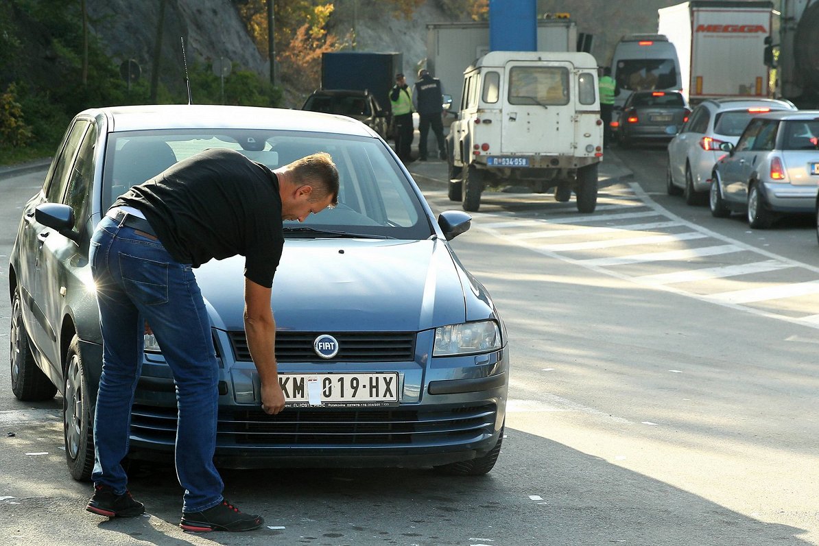 Kosovas varasiestādes centās piespiest vietējos serbus lietot Kosovas auto numurzīmes
