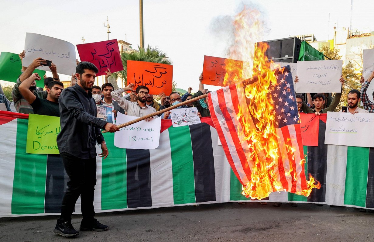 Irānas galvaspilsētā Teherānā demonstrācijā tiek dedzināts ASV karogs