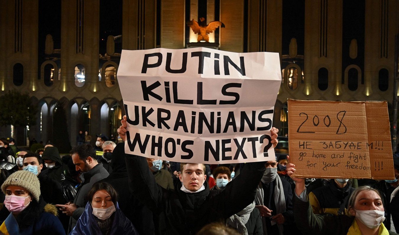 Ukrainas atbalsta akcija Tbilisi ar plakātu &quot;Putins nogalina ukraiņus. Kas būs nākamie?&quot;