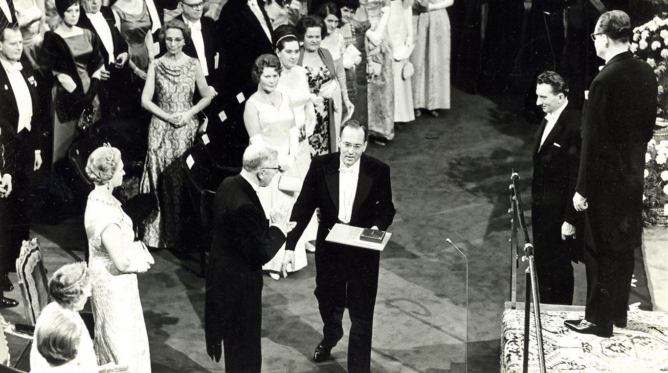 Čārlzs Taunss saņem Nobela prēmiju. 1964.gads