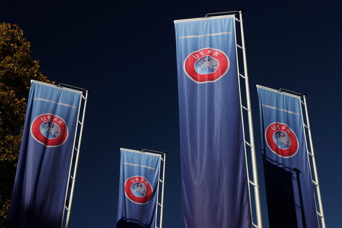 UEFA karogi pie organizācijas mītnes Nionā, Šveicē