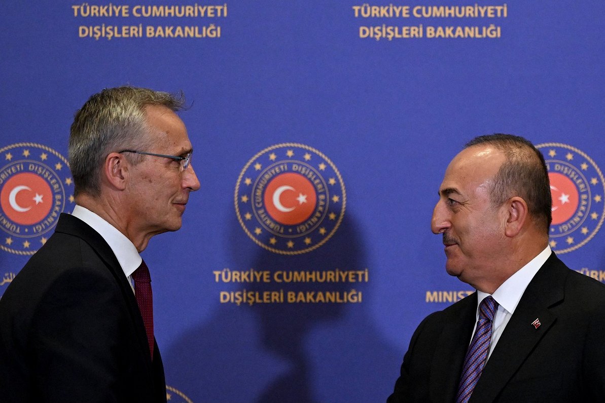 NATO ģenerālsekretārs Jenss Stoltenbergs (no kreisās) un Turcijas ārlietu ministrs Mevlits Čavušoglu