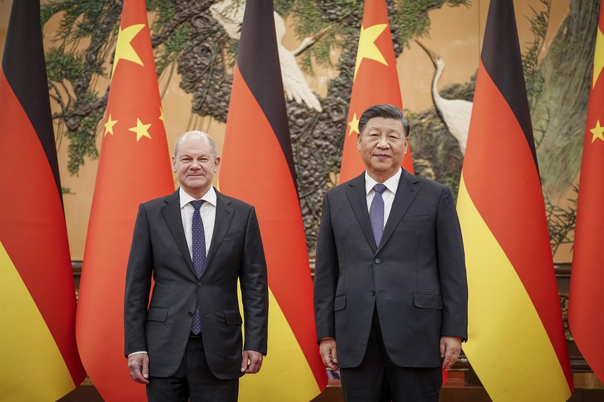 Šolcs Ķīnai apliecina Vācijas vēlmi padziļināt ekonomisko sadarbību; Eiropā vizītes mērķi kritizē
