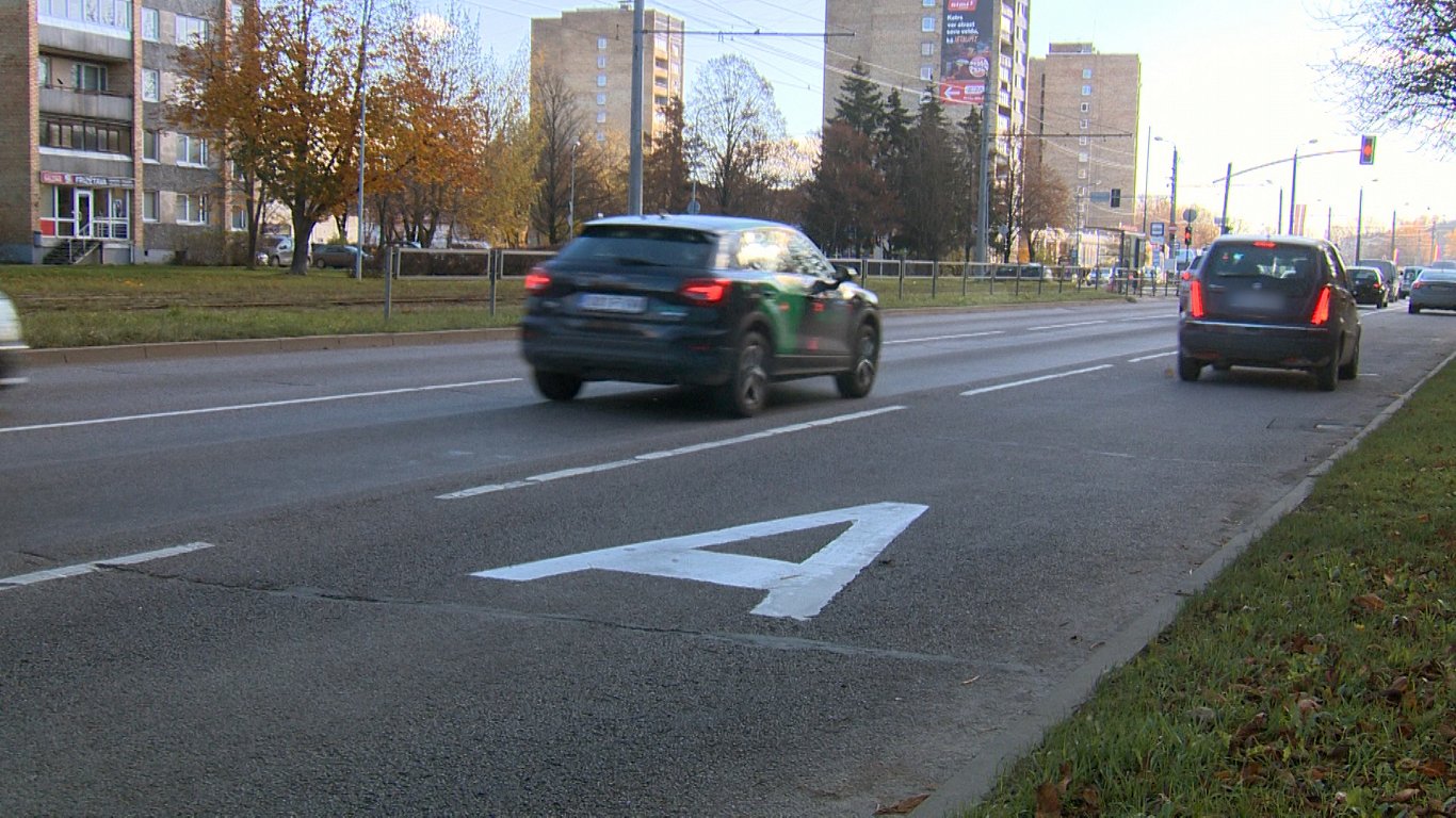 Pa sabiedriskā transporta joslu braucošus šoferus drīzumā cer «ķert» ar kamerām