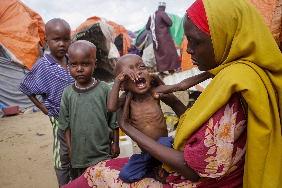Āfrikas valstī Somālijā miljoniem cilvēku cieš badu. Somālija agrāk vairāk nekā 90% graudu iepirka n...