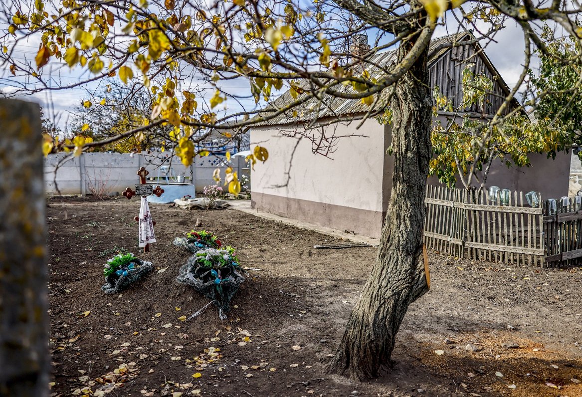 Могила во дворе дома. Заселье, Николаевская область. 04.11.2022