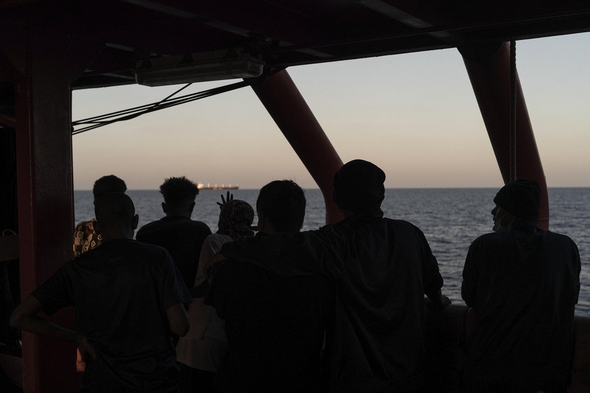 Migranti uz glābšanas kuģa vidusjūrā (01.11.2022.)