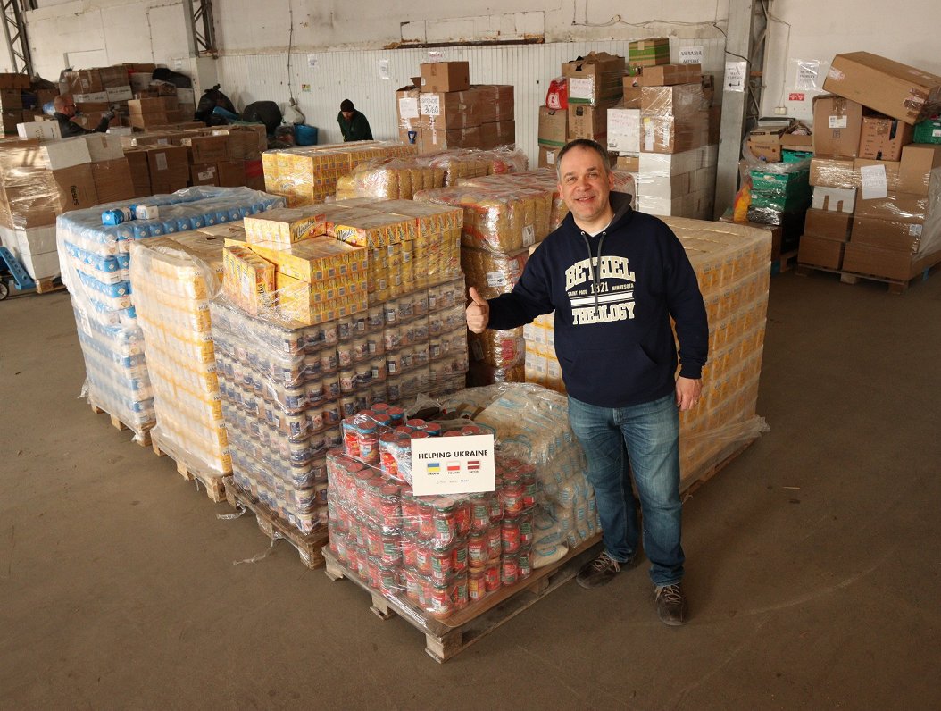 Pēteris Eisāns Polijas pilsētā Helmā. Iegādātas astoņas paletes ar pārtiku ukraiņu bēgļiem.