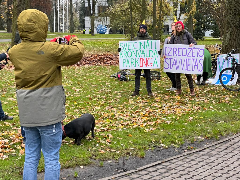 Protesta akcija Kronvalda parkā pret autostāvvietām