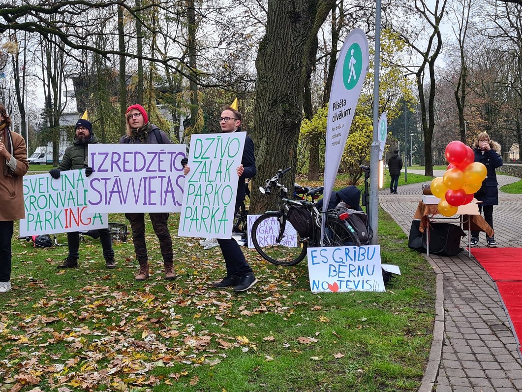 Protesta akcija Kronvalda parkā pret autostāvvietām
