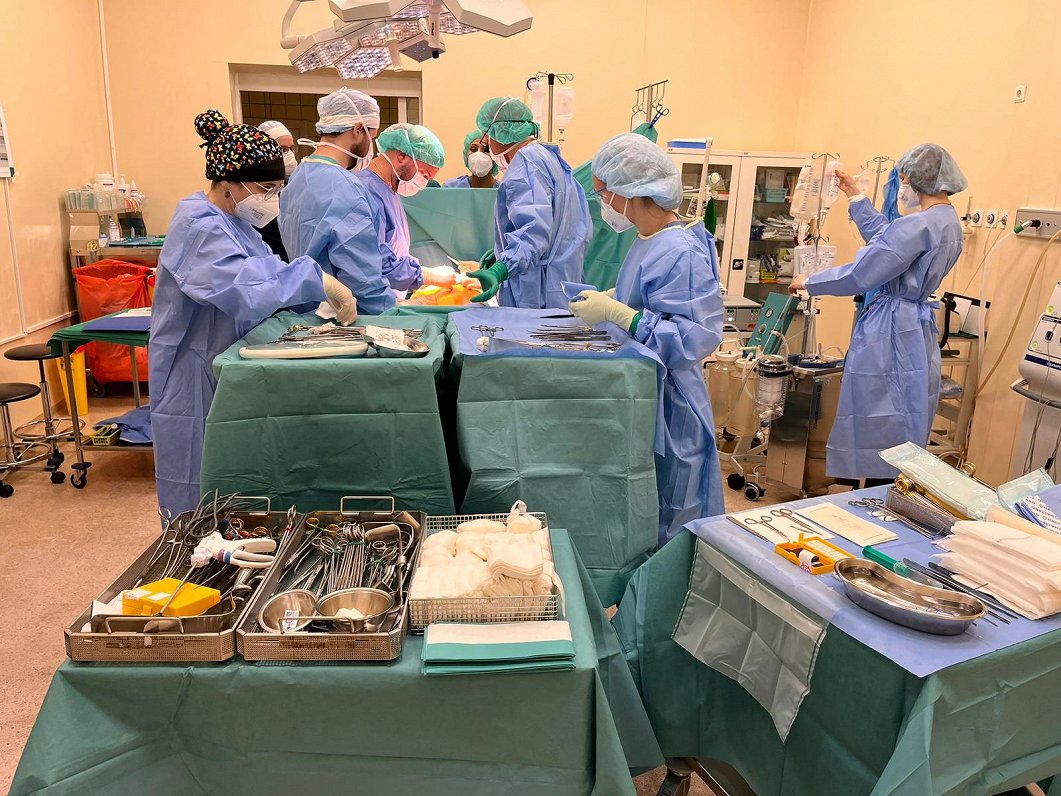 «Stradiņos» stundām ilgā operācijā jaunai sievietei izoperē milzu audzēju