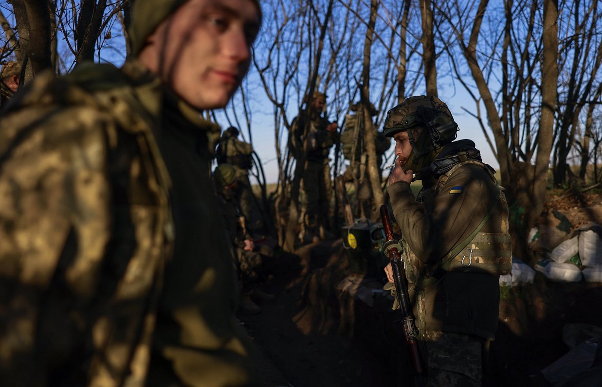Ukraiņu karavīri Hersonas reģionā atpūtas brīdī