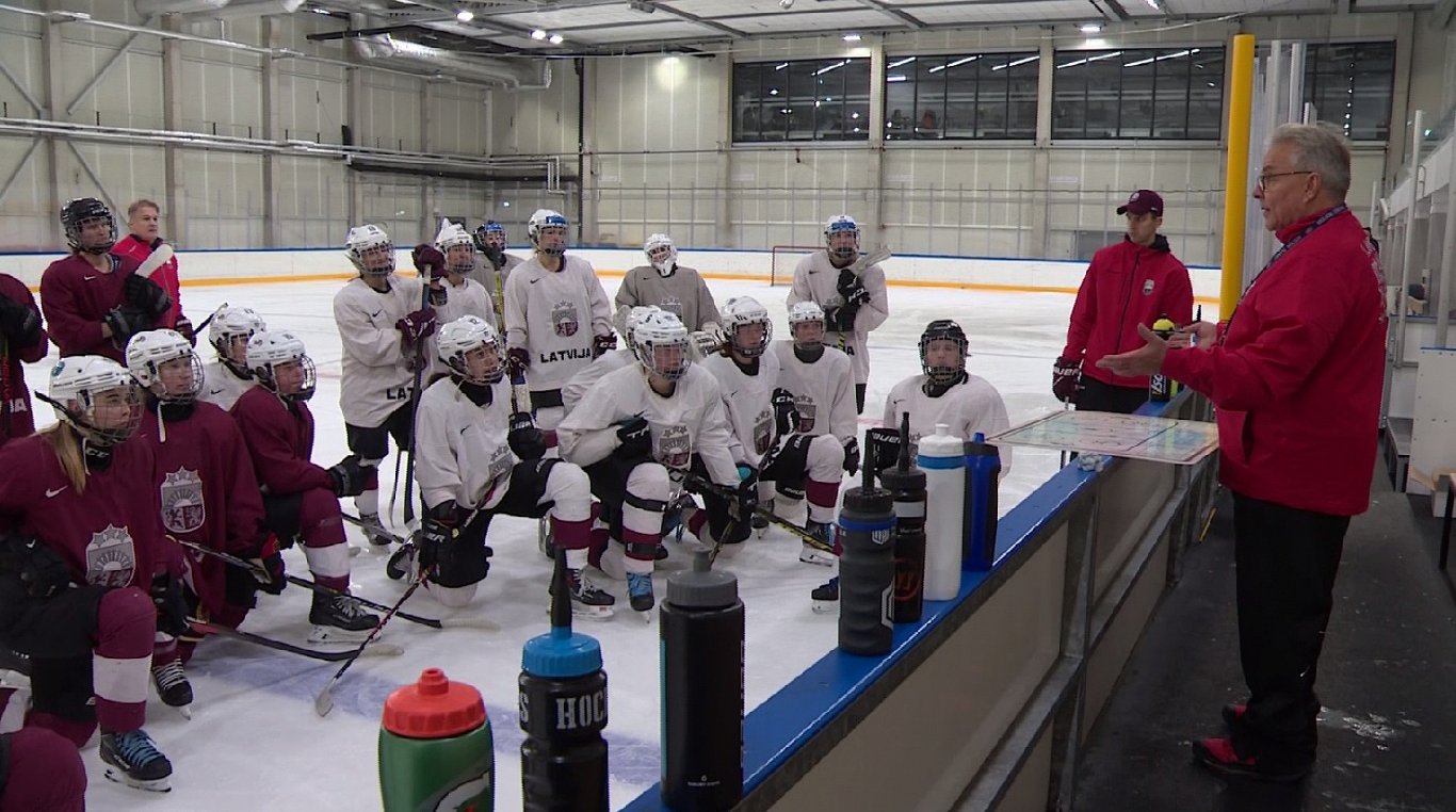 Latvijas sieviešu hokeja izlase treniņā Hannu Saintulas vadībā