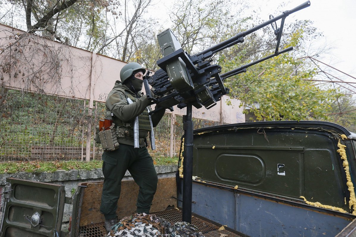Ukrainas Nacionālās gvardes karavīrs ar Ukrainā ražotu pretgaisa ieroci