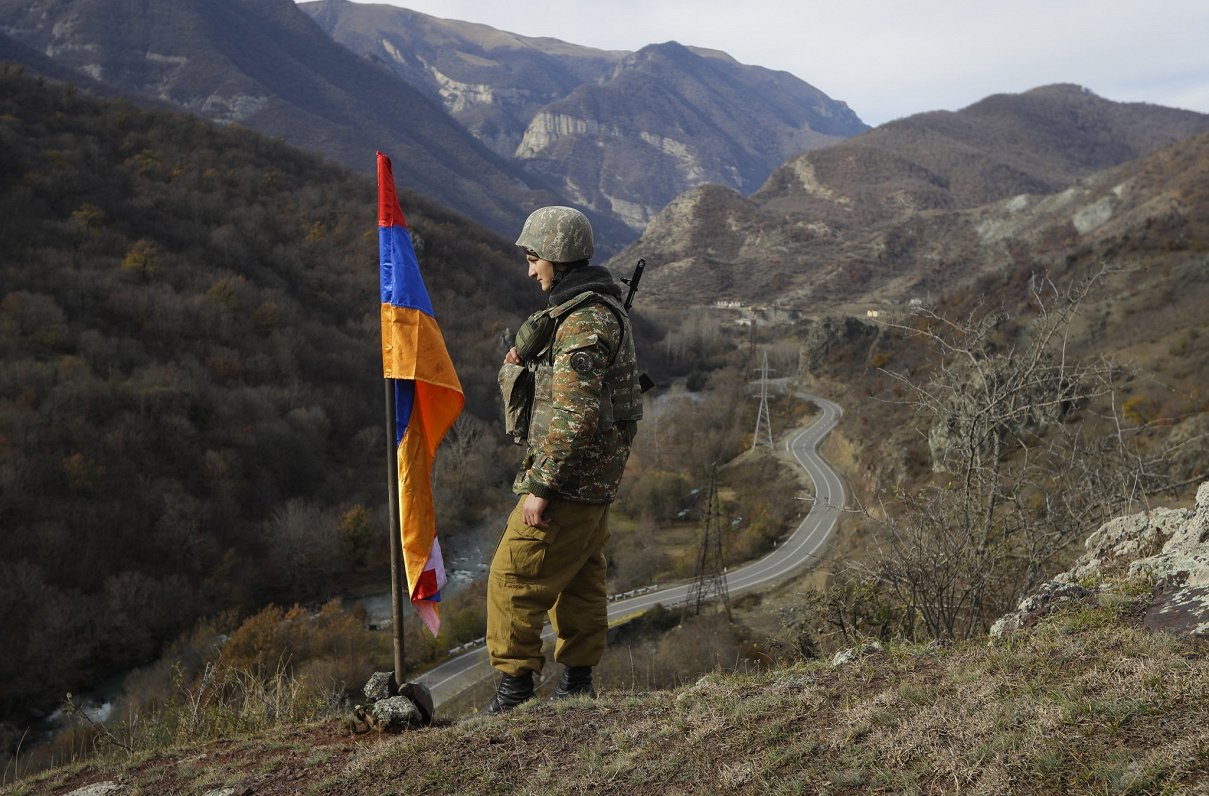 Armēņu karavīrs Kalnu Karabahā pie Azerbaidžānas robežas