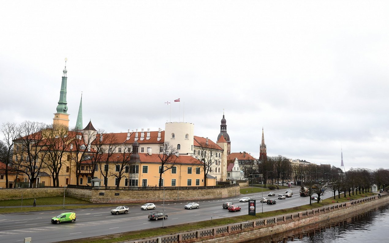 11. novembra krastmala gar Rīgas pili