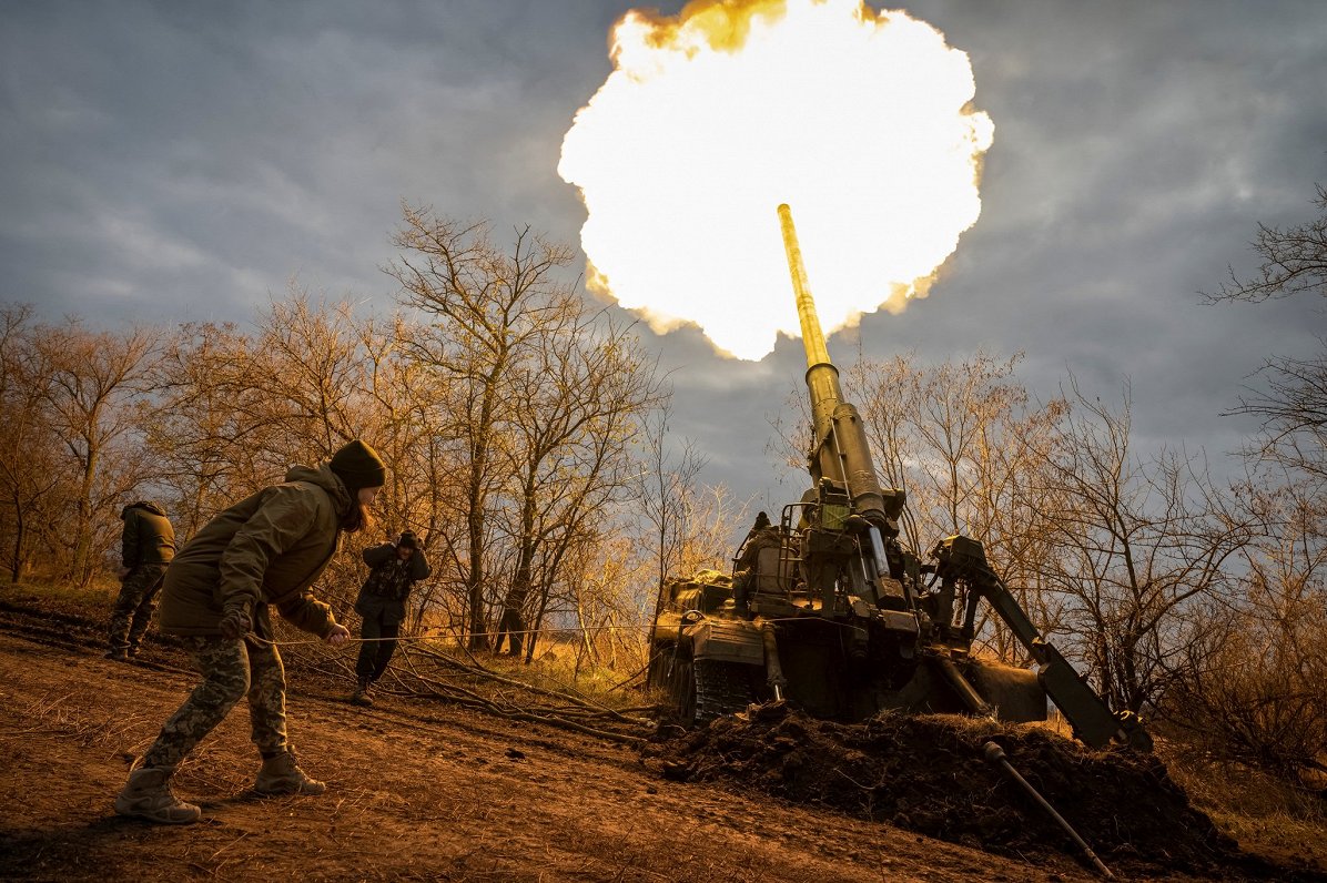Ukrainas karavīri apšauda Krievijas karaspēka pozīcijas Hersonas apgabalā