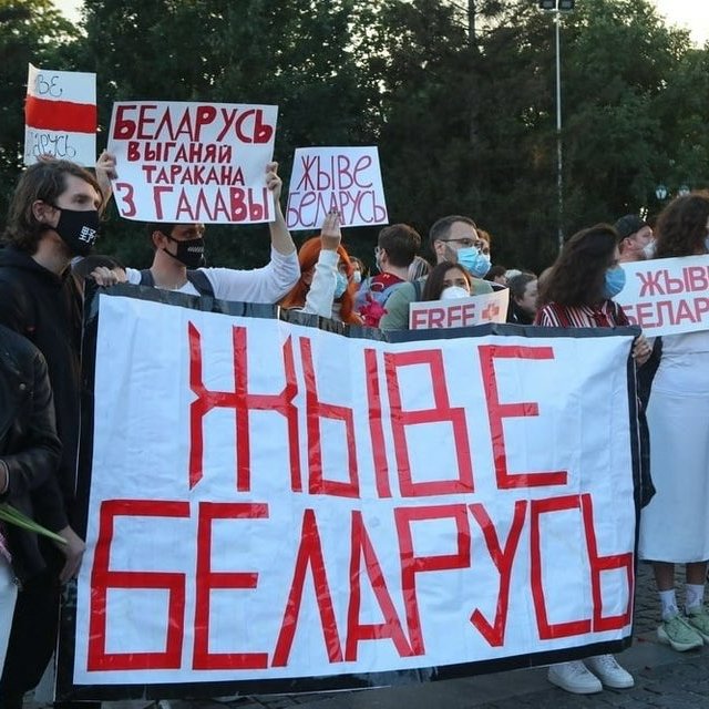 Baltkrievijas protesta akciju dalībnieki ar saukli &quot;Žive Belarus!&quot;