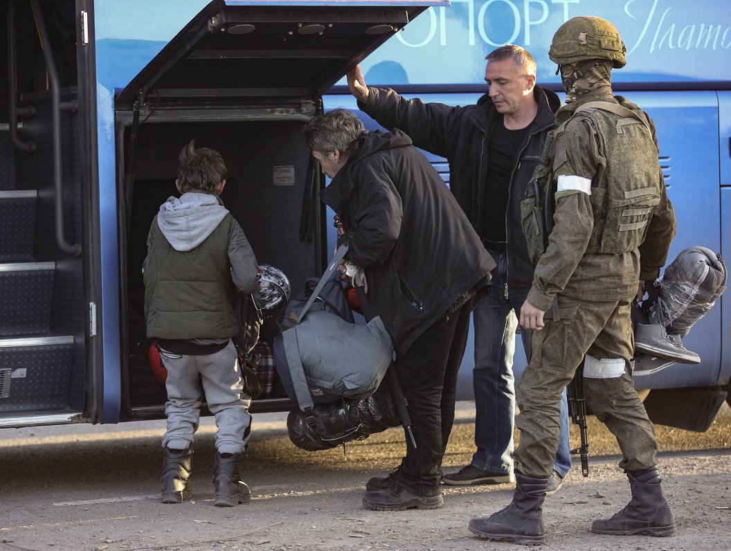 Krievijas karaspēks uzrauga civiliedzīvotāju evakuāciju no okupētās Mariupoles pilsētas, 2022. gada...