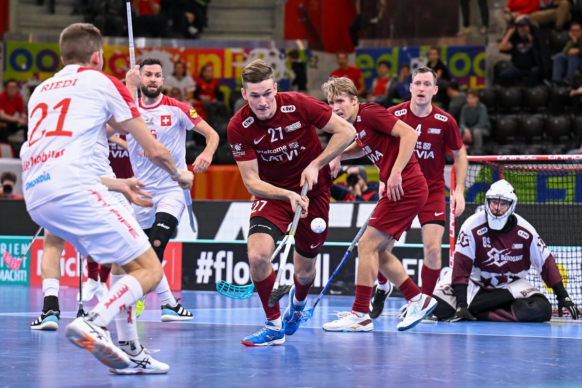 Latvijas florbola izlase pasaules čempionāta spēlē pret Šveici