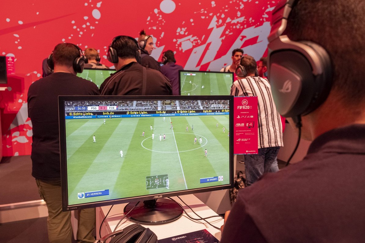 Videospēle FIFA 2020 datorspēļu gadatirgū Ķelnē