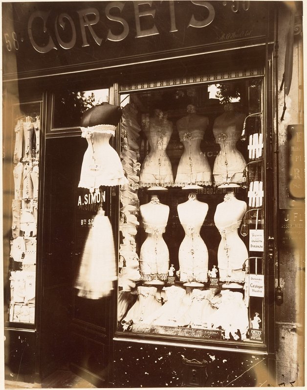 Korsetes veikala skatlogā Parīzē, 1912. gads