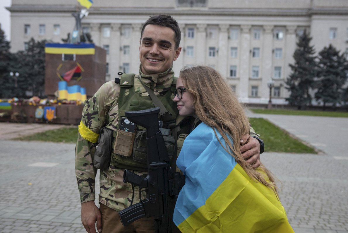 Ukrainas armijas karavīrs fotografējas ar vietējo iedzīvotāju pēc Hersonas pilsētas atbrīvošanas, 20...