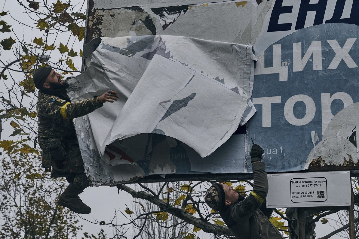 ВСУ освобождают билборд от рекламы РФ. Херсон. 13.11.2022
