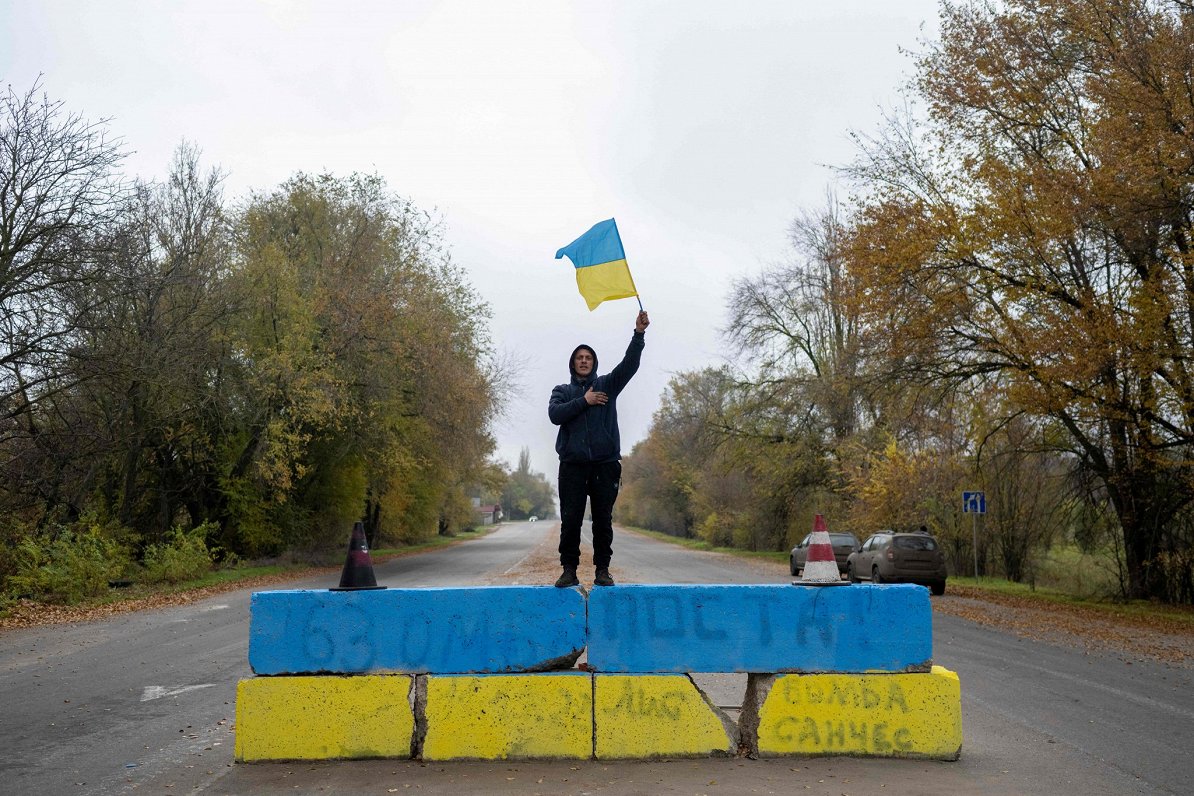 Ukrainas pilsētas Hersonas iedzīvotājs svin pilsētas atbrīvošanu no okupantiem, 2022. gada novembrī