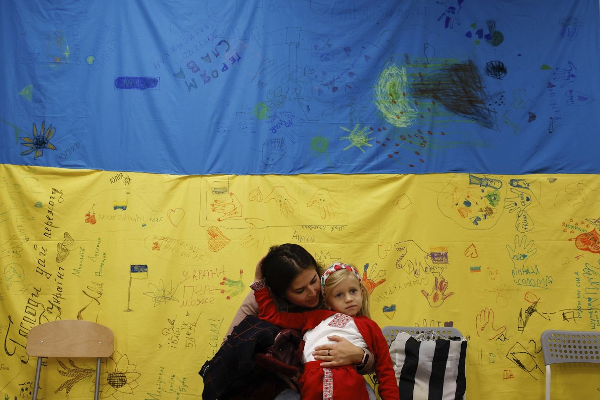 Sieviete ar bērnu Varšavas ukraiņu bēgļu centrā