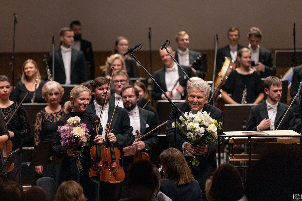 Eva Bindere, LNSO un maestro Vasilijs Sinaiskis koncertā Lielajā ģildē