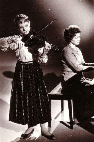 Eva Bindere bērnībā kopā ar savu māmiņu Ilzi Graubiņu